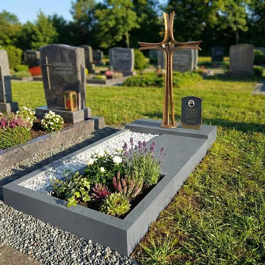 Modernes stehendes Bronze Grabkreuz mit Sockel für ein Einzelgrab - Agapido (Detailansicht) 