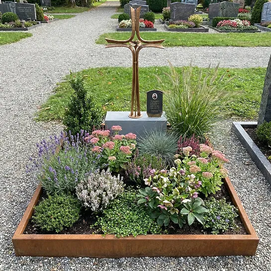 Modernes stehendes Bronze Grabkreuz mit Sockel für ein Einzelgrab - Agapido (Detailansicht) 