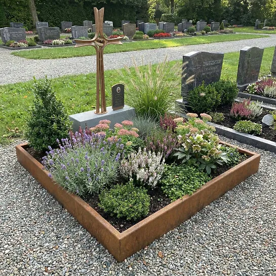 Modernes stehendes Bronze Grabkreuz mit Sockel für ein Einzelgrab - Agapido (Detailansicht) 