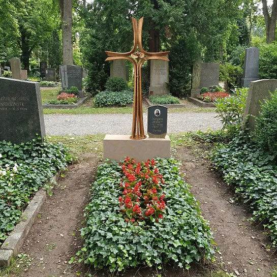 Modernes stehendes Grabkreuz aus Schmiedebronze für ein Einzelgrab - Agapido (Detailansicht) 