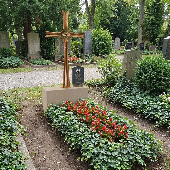 Modernes stehendes Grabkreuz aus Schmiedebronze für ein Einzelgrab - Agapido (Detailansicht) 