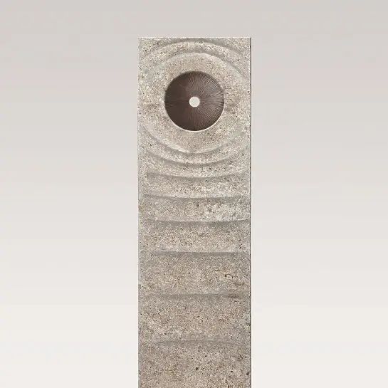 Levanto Momento – Muschelkalk Doppelgrabstein mit Bronze Element Scheibe