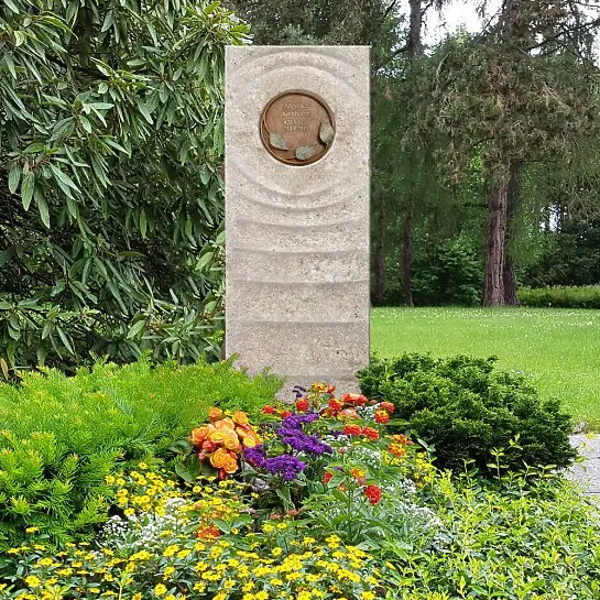 Levanto Florale – Muschelkalk Doppelgrabstein mit Bronze Symbol Floral