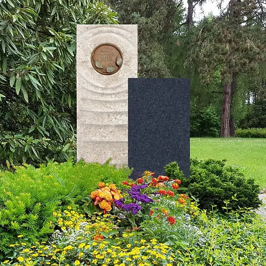 Sovello Florale – Muschelkalk Doppelgrabstein Zweiteilig Hell/dunkel mit Floraler Bronze