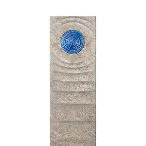 Levanto Celeste Muschelkalk Einzelgrab Grabstein mit Glas Element in Blau