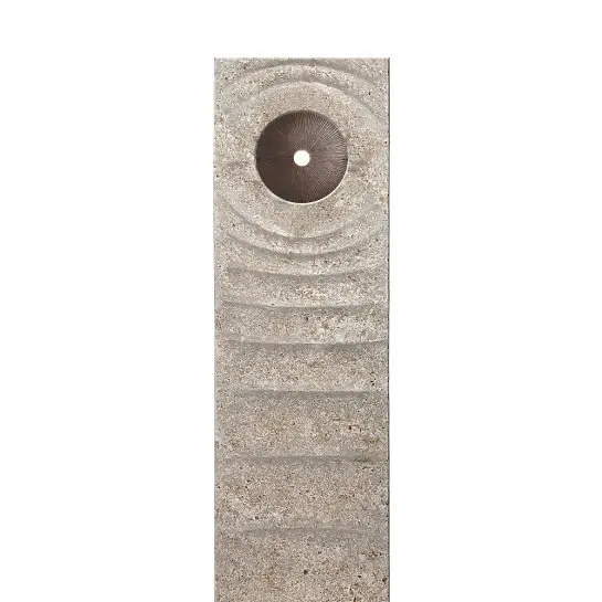 Levanto Momento – Muschelkalk Einzelgrabstein mit Bronze Element Scheibe