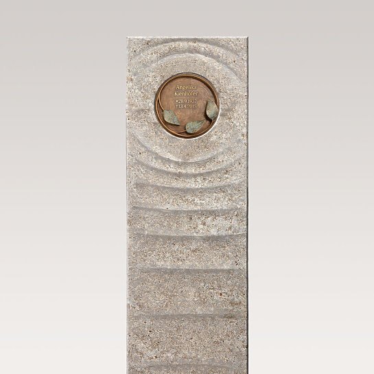 Levanto Florale – Muschelkalk Einzelgrabstein mit Bronze Symbol Floral