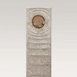 Levanto Florale Muschelkalk Einzelgrabstein mit Bronze Symbol Floral
