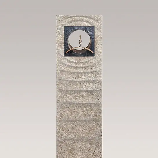 Anzio Nova – Muschelkalkstein Urnengrabstein mit Bronze Ornament