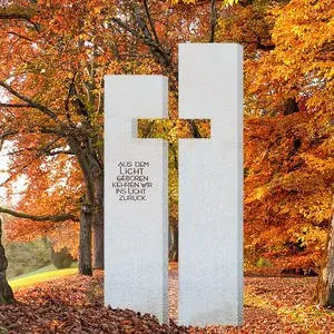 Antonio Naturstein Grabmal mit Kreuz Gestaltet