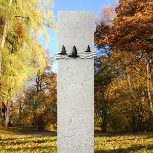 Murillo Originelles Urnengrabmal aus Stein mit Wellen und Segelbooten aus Bronze