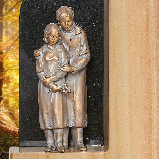 Romantischer Einzelgrabstein aus Quarzit mit trauerndem Paar in Bronze - Consilia (Detailansicht) 