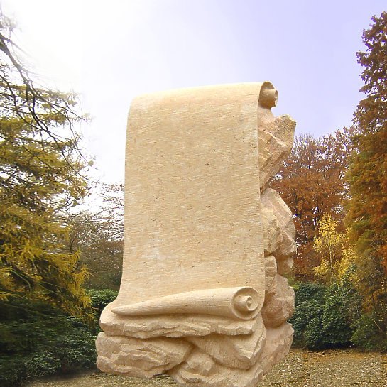 Voltaire – Grabdenkmal mit Schriftenrolle