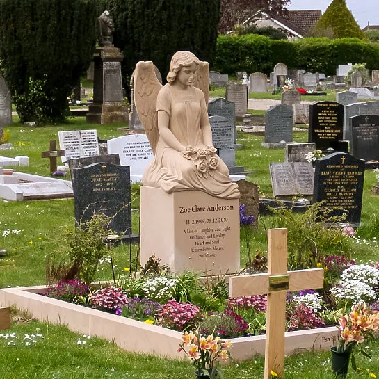 Sandstein Engel Urnengrabstein - Seduto (Detailansicht) 