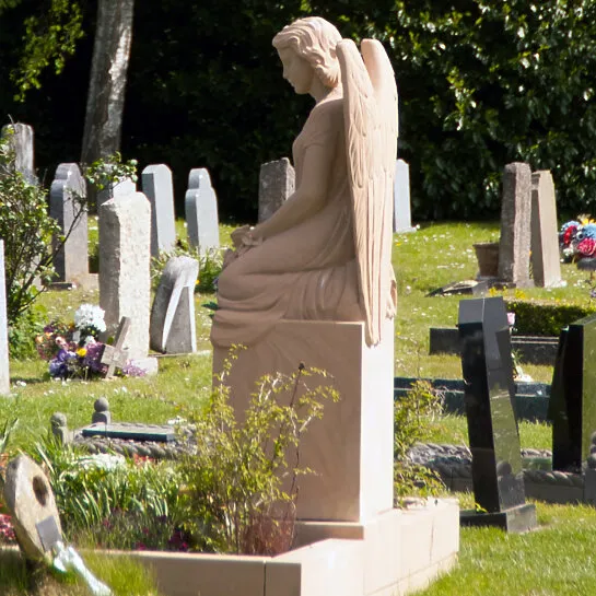 Sandstein Engel Urnengrabstein - Seduto (Detailansicht) 