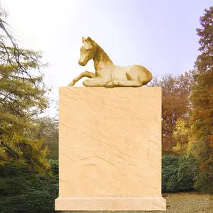 Fury Kindergrabmal mit Pferdeskulptur