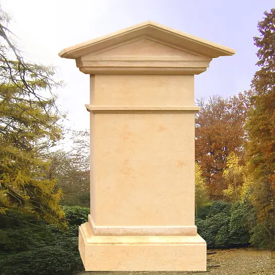 Tympanon – Klassisches Grabmal mit Tymphanon