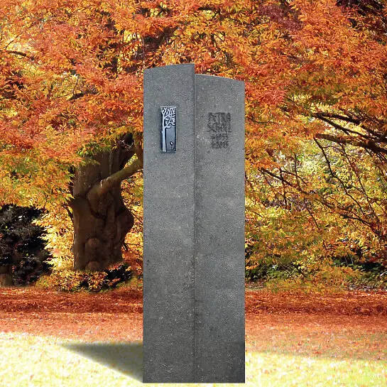 Anzio – Schlanker Kalkstein Grabstein / Grau Für Ein Doppelgrab mit Lebensbaum Ornament in Bronze