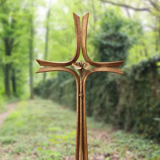 Schmiedeisernes Kreuz aus Bronze mit Sockel für ein Einzelgrab - Agapido (Detailansicht) 