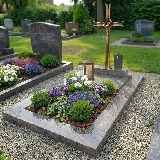 Schmiedeisernes Kreuz aus Bronze mit Sockel für ein Einzelgrab - Agapido (Detailansicht) 