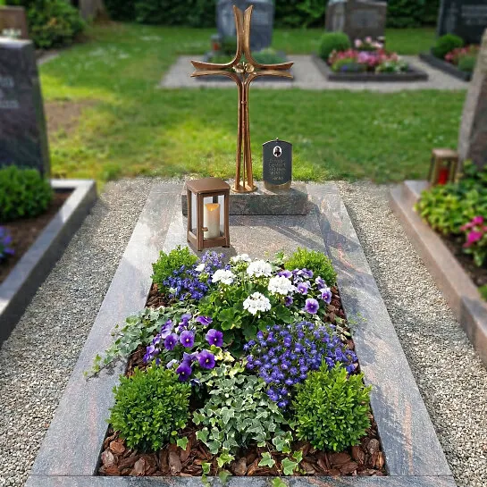 Schmiedeisernes Kreuz aus Bronze mit Sockel für ein Einzelgrab - Agapido (Detailansicht) 
