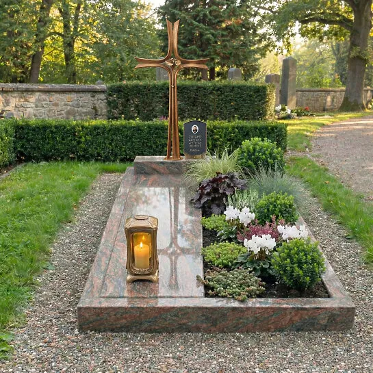 Schmiedeisernes Kreuz aus Bronze mit Sockel für ein Einzelgrab - Agapido (Detailansicht) 