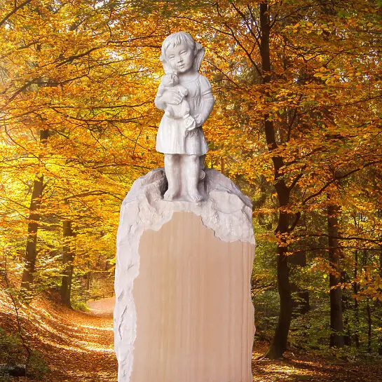 Noemi – Schöner Kindergrabstein Naturstein Skulptur mit Mädchen