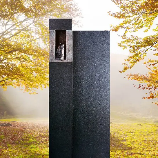 Le Sauvoir – Schwarzer Granit Doppelgrabstein mit Bronze Symbol Mensch
