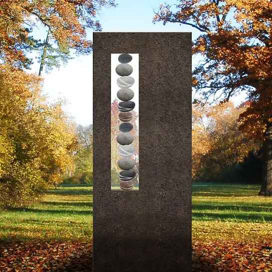 Albona Lapis – Schwarzer Granit Grabstein mit Kieselsteinen