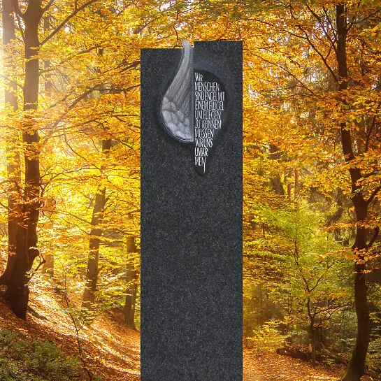 Fleurie – Schwarzer Urnengrabstein Granit Stele mit Flügel Relief