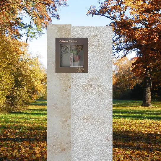 Zupano – Stilvoller Naturgrabstein für ein Familiengrab stehend
