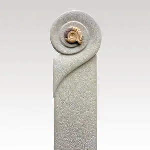 Tadema Stilvolles Kalkstein Einzelgrab Grabmal vom Steinmetz mit Ammonit