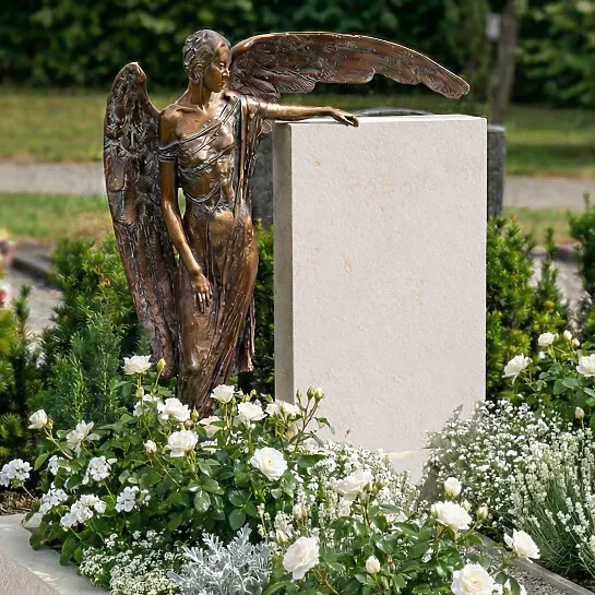 Bronze Grabengel & Kalkstein Grabstein für ein Urnengrab - Clara (Detailansicht) 