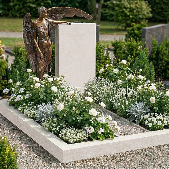 Bronze Grabengel & Kalkstein Grabstein für ein Urnengrab - Clara (Detailansicht) 