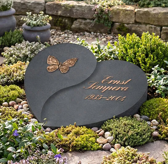 Urnengrab Grabplatte in Herzform komplett mit Bronze Grabinschrift & Schmetterling - Amora (Detailansicht) 