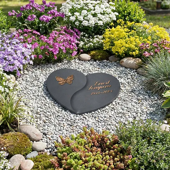 Urnengrab Grabplatte in Herzform komplett mit Bronze Grabinschrift & Schmetterling - Amora (Detailansicht) 