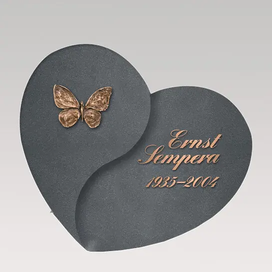 Amora – Urnengrab Grabplatte in Herzform komplett mit Bronze Grabinschrift & Schmetterling