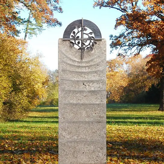 Levanto Cruzis – Urnengrab Grabstein Muschelkalk mit Kreuz Symbol Bronze