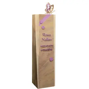 Aglais Urnengrab Stele aus Quarzit mit Schmetterling & Blumen in Rosa