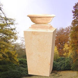 Calvia Grabdenkmal mit Pflanzschale