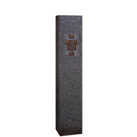 Stylus – Urnengrab Stele aus Schwarzem Granit & Bronze Inschrift