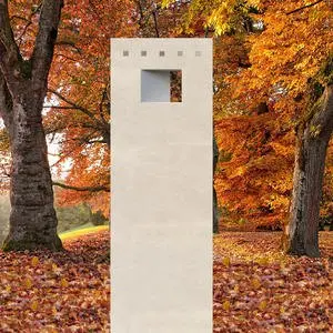 Clervaux Urnengrab Stele Naturstein mit Öffnung