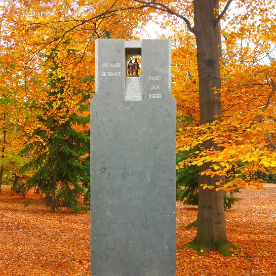 Finita – Urnengrabmal Kalkstein Dunkel mit Bronze Figuren