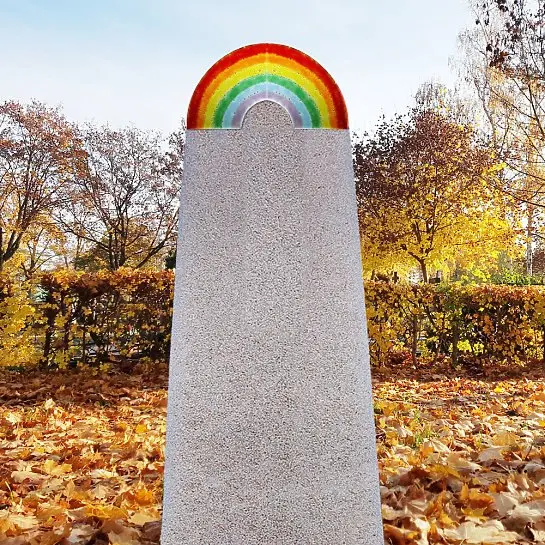 Lucca Arco – Urnengrabmal Kalkstein mit Glas Regenbogen