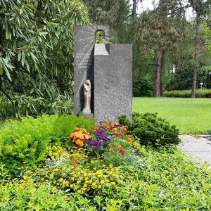 Portante Urnengrabstein Granit mit Stein Figur Granit