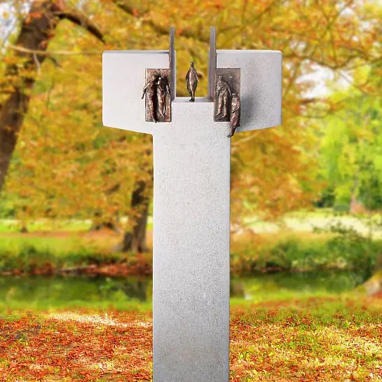 Amaury – Urnengrabstein Kalkstein mit Bronze Ornament Tor & Menschen