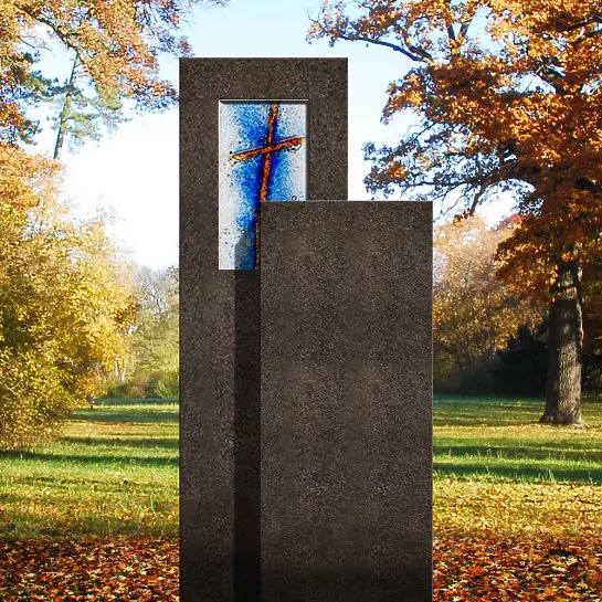 Amancio Crucis – Zweigeteiler Granit Doppel Grabstein mit Glas Symbol Kreuz