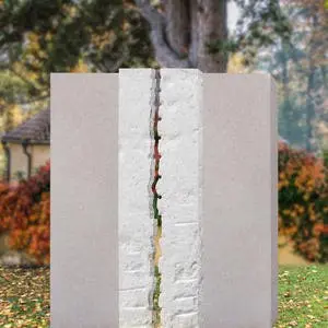 Baveno Zweiteiliger Doppelgrabstein in Hellem Kalkstein mit Spalt & Riss