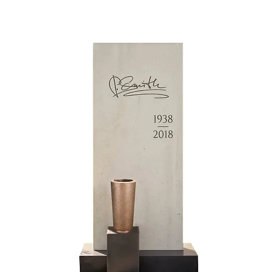 Einzelgrab Grabstein mit Unterschrift - Modern aus hellem Kalkstein - Elia (Detailansicht) 