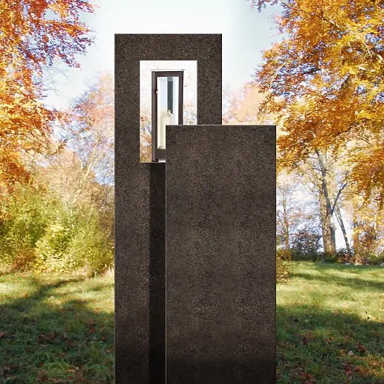 Amancio Lux – Zweiteiliges Granit Kindergrabmal mit Laterne